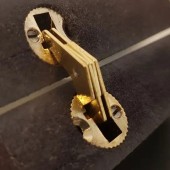 Петля потайная мебельная 15.07.345-0 цвет латунь 180° диаметр 10 мм